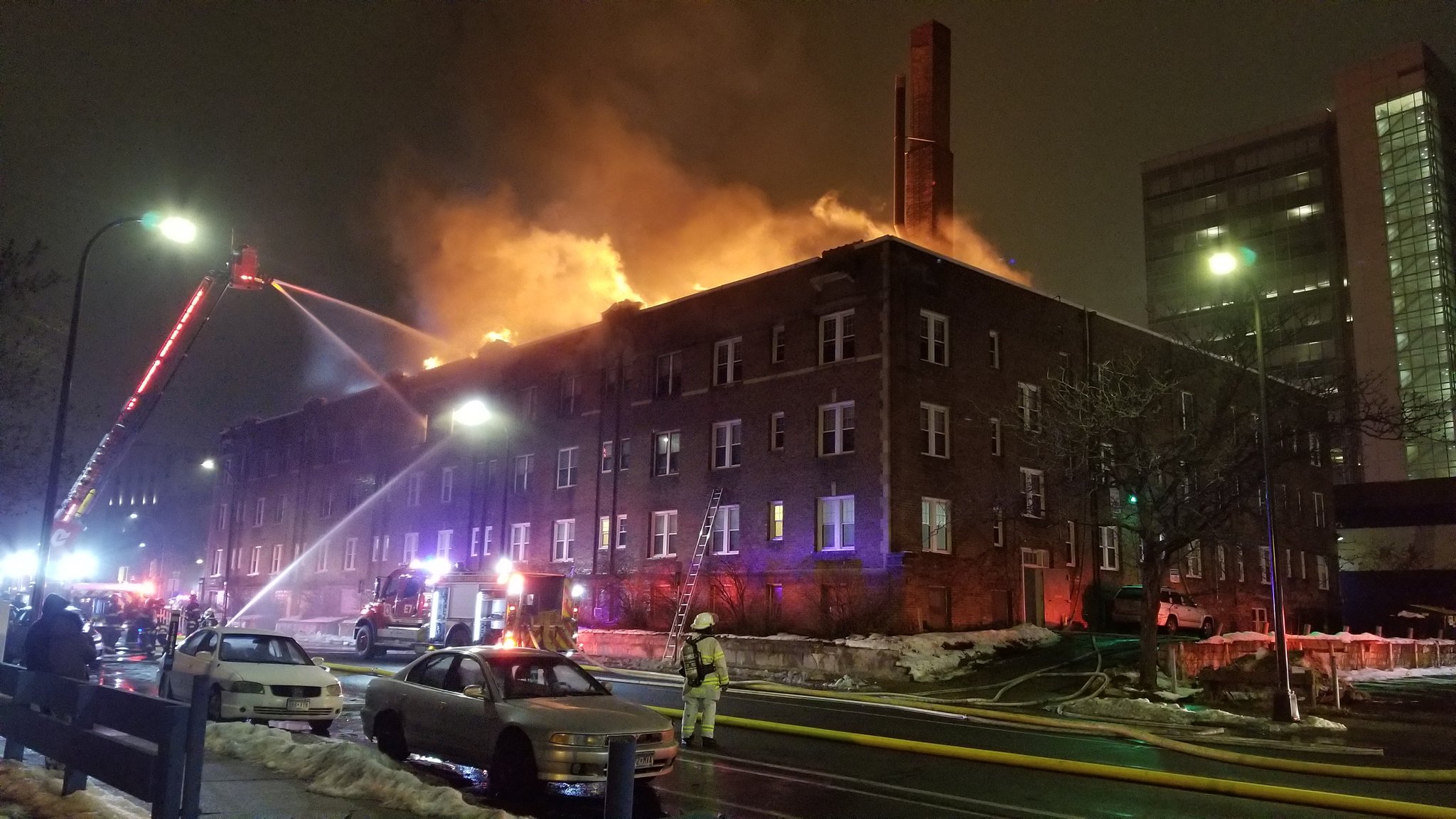 明尼阿波利斯(Minneapolis)的市區，一棟提供窮人過渡時期住房的旅館公寓建築25日淩晨發生火災。 (圖:FOX 9推特)
