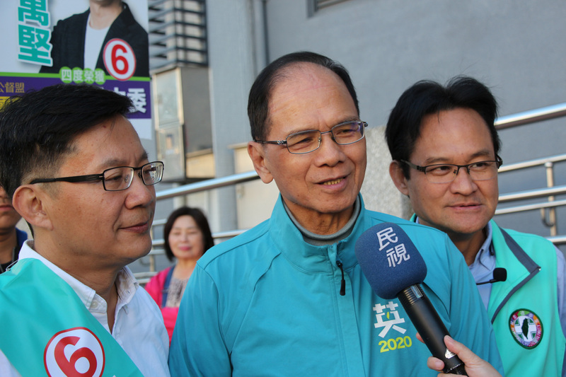 前行政院長游錫堃（中）選前賣力為黨籍候選人助選(資料照片/中央社)