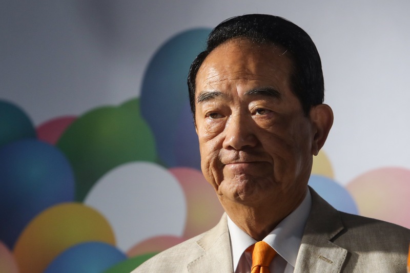 親民黨總統候選人宋楚瑜（圖）26日在競選總部，針對選情相關提問，接受媒體訪問。(圖：中央社)