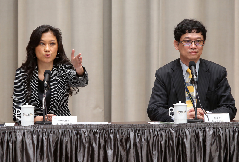 行政院26日舉行院會後記者會，由行政院發言人KolasYotaka（谷辣斯‧尤達卡）（左）主持。(圖：中央社)