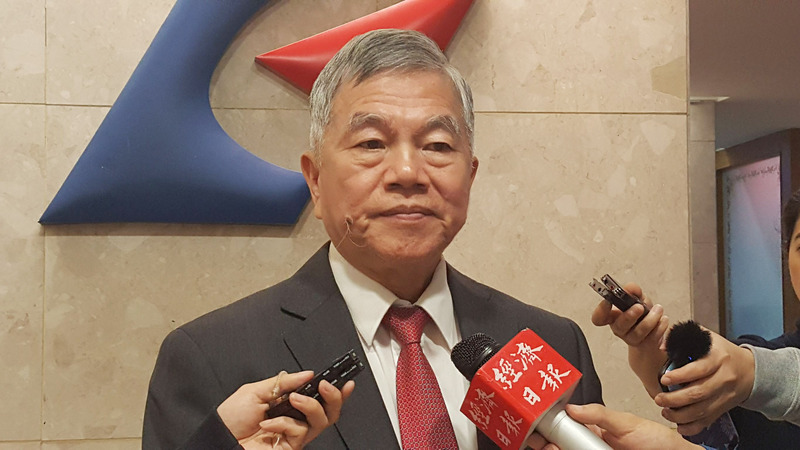中火2機組遭撤證，經濟部長沈榮津26日出席部務會議前受訪，回應中火議題，他表示，已請台電與台中市府溝通，但雙方在法令解讀認知有落差。(圖：中央社)