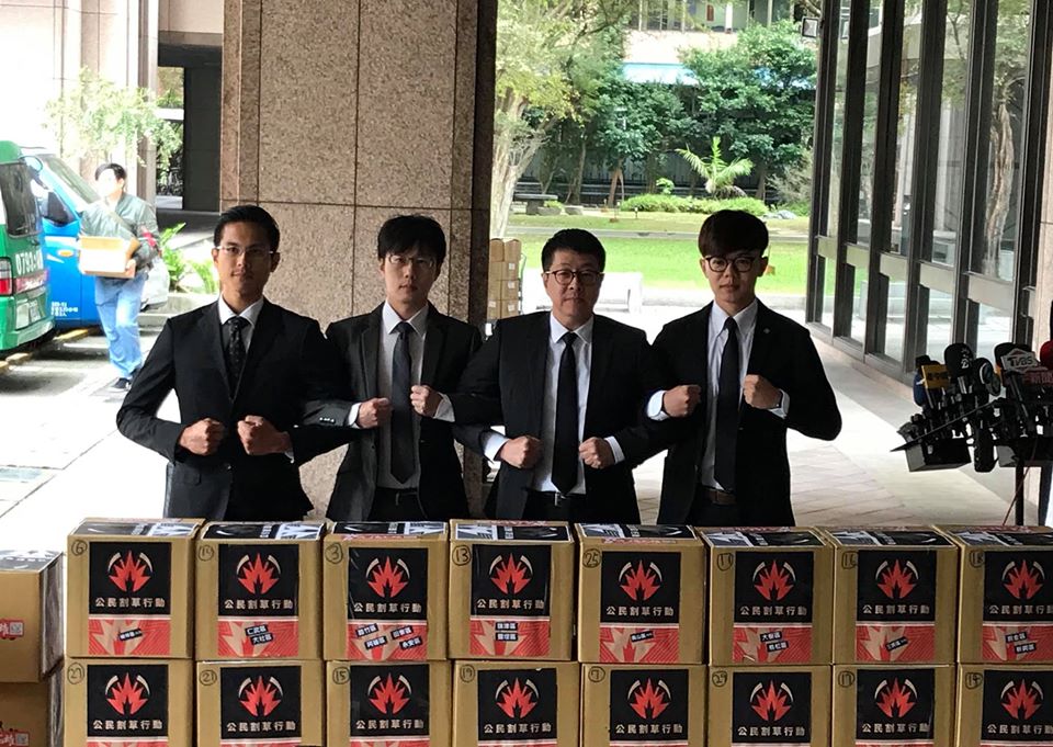 Wecare高雄、公民割草聯盟與台灣基進26日到中選會提交3萬份罷免提議書，正式啟動罷免高雄市長韓國瑜。(鄭舲攝)