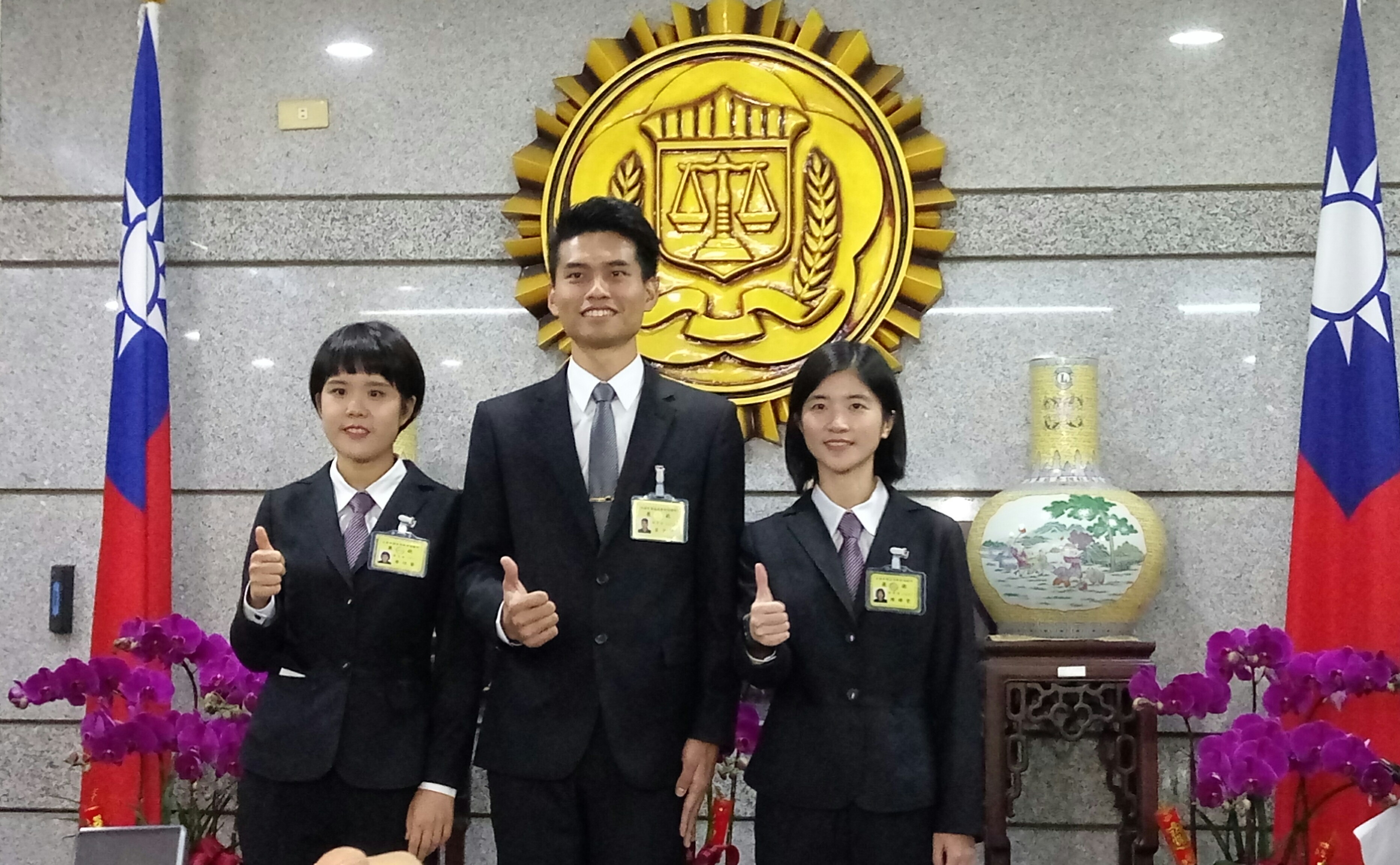 調查局調查班第56期結業成績前3名學員陳郁雯(右)、呂少驊(中)、廖恒藝(左)。(陳國維 攝)