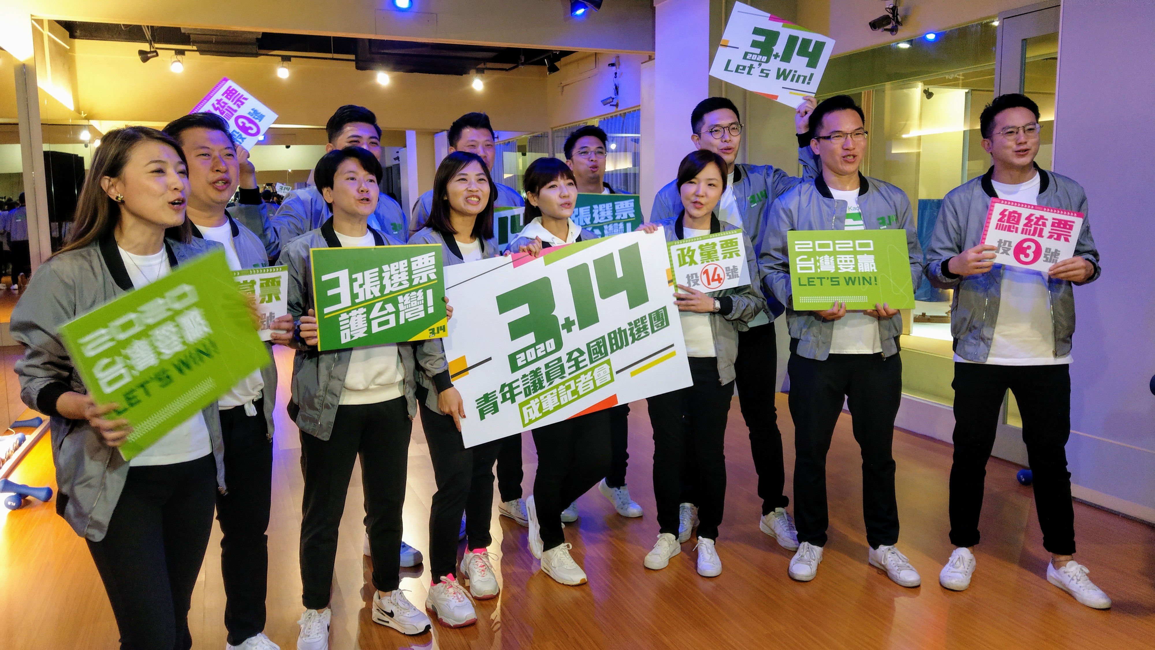 來自全台的民進黨青年議員組成助選團，將到全台造勢，為大選做最後衝刺。(歐陽夢萍 攝)