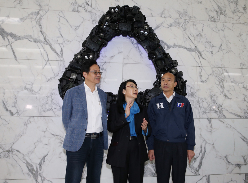 國民黨總統候選人韓國瑜（右）與副總統候選人張善政（左）27日前往宏達電（HTC）新店總部參訪，由宏達電董事長王雪紅（中）親自接待並導覽。