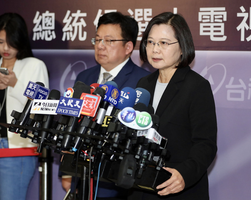 蔡總統在會後記者會表示，元首發言必須精確，所以會借助讀稿機，是因為要清楚表達訊息。(圖：中央社)