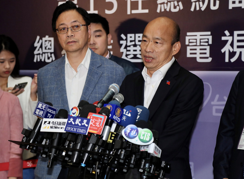 為準備2020大選唯一一場辯論會，國民黨總統候選人韓國瑜（右）減少公開行程演練，甚至找人扮演民進黨總統候選人蔡英文與親民黨總統候選人宋楚瑜進行演練。(檔案照片/中央社)