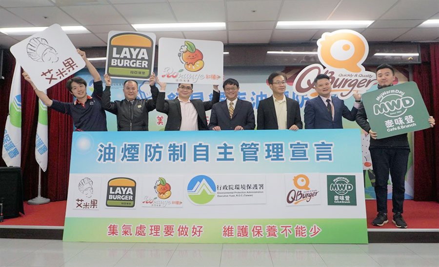 行政院環境保護署為了擴大餐飲油煙的輔導改善成效，27日針對小型早餐店的油煙提出防制指引，建議業者可加強煎台的抽氣與集氣強度、增加防制的處理容量等建議，呼籲一起維護社區環境。(環保署提供)