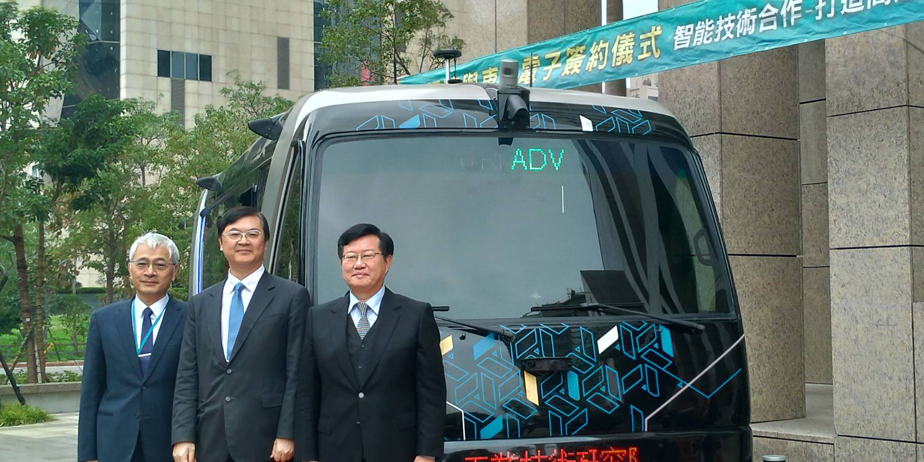 工研院27日宣布與業者車王電子合作，雙方將在2021年前共同打造10部國產自動駕駛電動巴士。(陳林幸虹 攝)