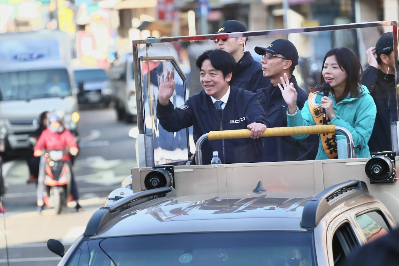 賴清德在為洪慈庸輔選時提到，他三度到台中替洪慈庸輔選，一直非常欽佩她發揮大愛。(圖: 賴清德臉書)