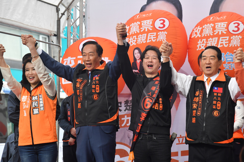鴻海創辦人郭台銘支持親民黨力道升溫，除錄製電話語音拜票，替親民黨催政黨票外，並和親民黨總統候選人宋楚瑜同台接受專訪。(資料照/中央社)