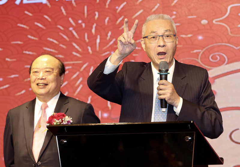 國民黨主席吳敦義（右）29日強調，國民黨不分區立委參選人吳斯懷並沒有對不起國家。(檔案照片/中央社)