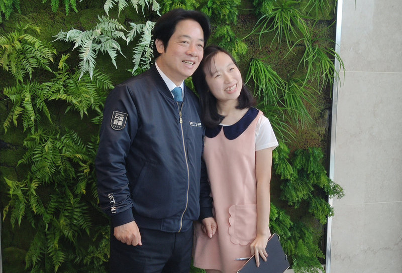 民進黨副總統候選人賴清德28日與台東青年早餐座談，台東大學學生開心與賴清德合影。(圖：中央社)
