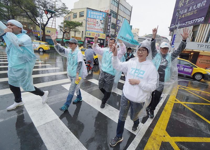 台灣民眾黨「全台大眾走」29日來到彰化縣，雖然天氣不佳，但民眾黨不分區立委參選人蔡壁如（前右）等人仍穿梭街道，盼選民將政黨票投給15號民眾黨。（民眾黨提供）