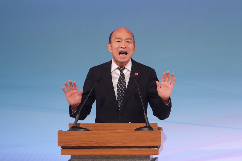 國民黨總統候選人韓國瑜29日在總統候選人公辦電視辯論會一開場先分享北農經驗，並感謝高雄市民給他機會，強調自己不會忘本、不會忘根，即使選上總統，一星期3天會待在高雄。(圖：中央社)