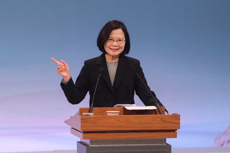 總統蔡英文29日在總統候選人電視辯論會中表示，她相信明年1月11日全世界媒體都會來台灣，觀察報導2020年面對中國步步進逼，台灣人民會做出什麼選擇，明年1月11日可以選擇對九二共識、一國兩制妥協，把年輕人的未來整個賭進去，也可以選擇民主自由的生活方式，捍衛主權、捍衛中華民國台灣。(圖：中央社)