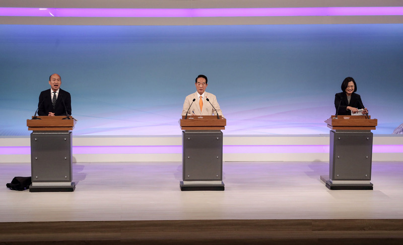 2020總統大選電視辯論會29日下午2時在公視登場，辯論會共分4階段，第1階段由各總統候選人申論8分鐘，順序經抽籤決定，依序為國民黨韓國瑜（左起）、親民黨宋楚瑜、民進黨蔡英文。(圖：中央社)