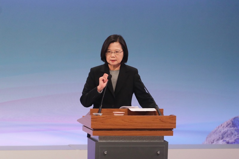 2020總統大選唯一一場電視辯論會29日下午在公視登場，3名總統候選人直球對決，民進黨候選人蔡英文會中指出，人民關心的不是總統會不會用膝蓋走路，而是總統會不會遇到中國，膝蓋就挺不住。(圖：中央社)
