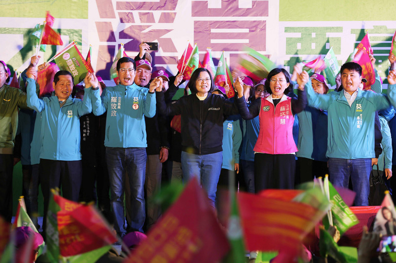 尋求連任的民進黨籍立委參選人羅致政（左2），29日晚間在新北市板橋舉辦造勢晚會，總統蔡英文（右3）、立委蘇巧慧（右2）力挺。(圖:中央社)