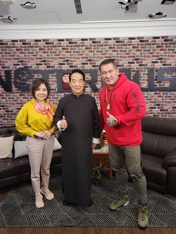 2020總統大選親民黨候選人宋楚瑜(中)與館長陳之漢(右)對談。圖:剽悍臉書粉絲團