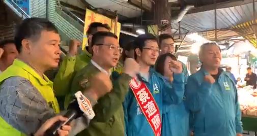 民進黨主席卓榮泰29日上午前往基隆陪黨籍立委候選人蔡適應掃街拜票。圖:蔡適應臉書