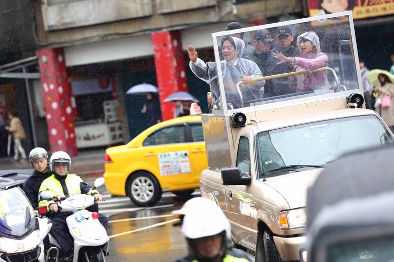 選戰倒數，民進黨副總統候選人賴清德（左）30日上午陪同尋求連任的同黨立委參選人許淑華（右）在信義區掃街拜票。(圖：中央社)