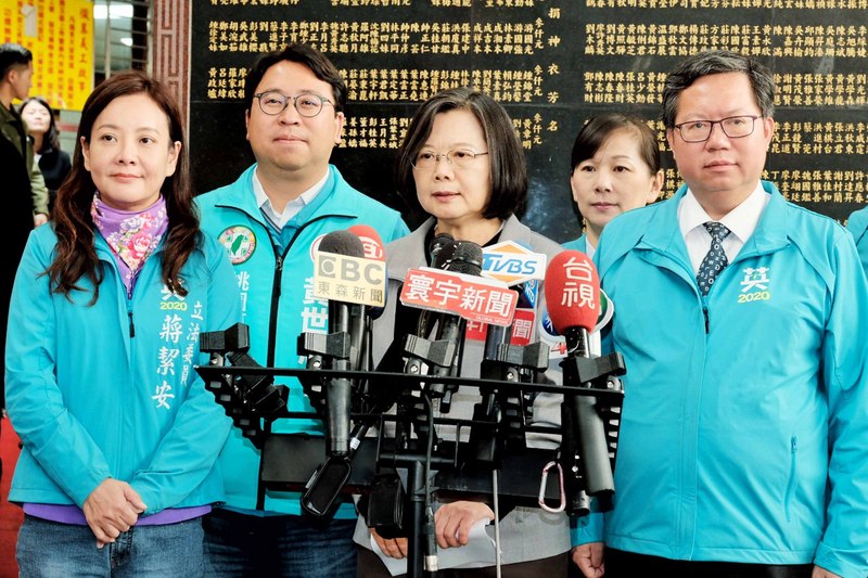 總統蔡英文（前右2）31日在楊梅埔心昊天宮受訪表示，國民黨對九二共識的解釋與現實脫節，處理兩岸關係須面對現實環境，若活在過去來面對九二共識是不切實際，她呼籲選民讓投票變成台灣鞏固民主自由的運動。(圖:中央社)