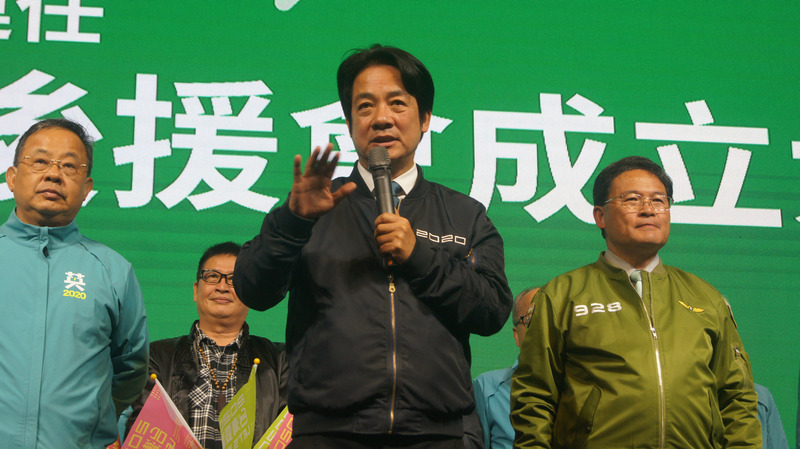 民進黨副總統候選人賴清德（中）31日晚間到彰化出席英德配全國宗教後援會成立大會，他向現場宗教界代表說明，反滲透法不是反對和對岸進行宗教交流，反對的是接受中共金援來台灣破壞國家安全的人。