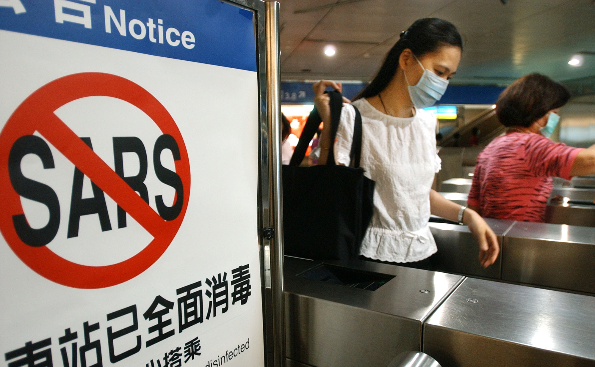 台灣從2003年3月14日發現第一個嚴重急性呼吸道症候群(SARS)病例，到2003年7月5日世界衛生組織宣布將台灣從SARS感染區除名，共造成73人死亡。(美聯社/達志影像)