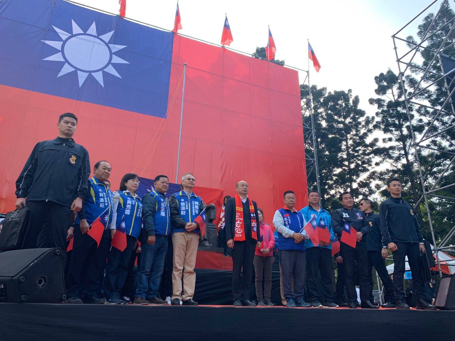 韓國瑜1日從高雄到台南連趕3場元旦升旗典禮。(韓競總提供)