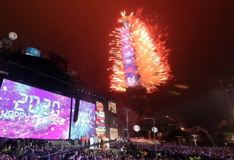 台北101跨年煙火秀已是每年年底倒數迎新盛事，今年也吸引大批民眾在12月31日前往北市府前廣場，一同在新年第一時間欣賞美麗煙火迎新年。