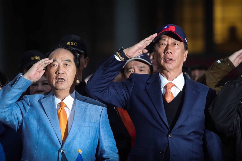 親民黨總統候選人宋楚瑜（左）與鴻海創辦人郭台銘（右）1日清晨在國父紀念館廣場參加升旗典禮，兩人對國旗行舉手禮。