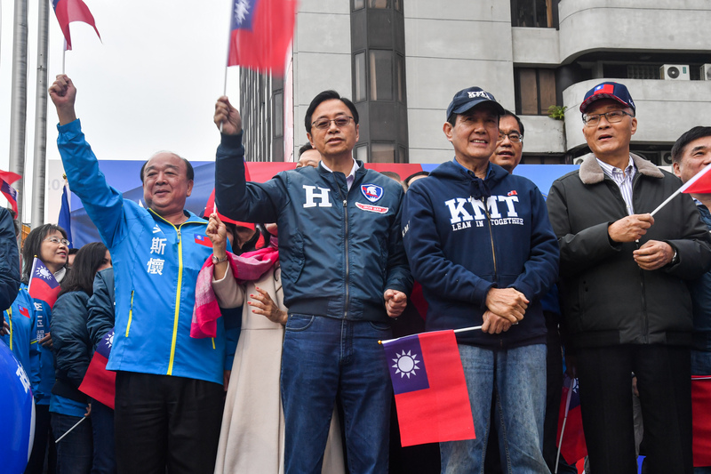 國民黨中央黨部1日舉行元旦升旗典禮，國民黨主席吳敦義（右起）、前總統馬英九、國民黨副總統候選人張善政與不分區立委候選人吳斯懷出席，籲請支持者投票。(圖：中央社)