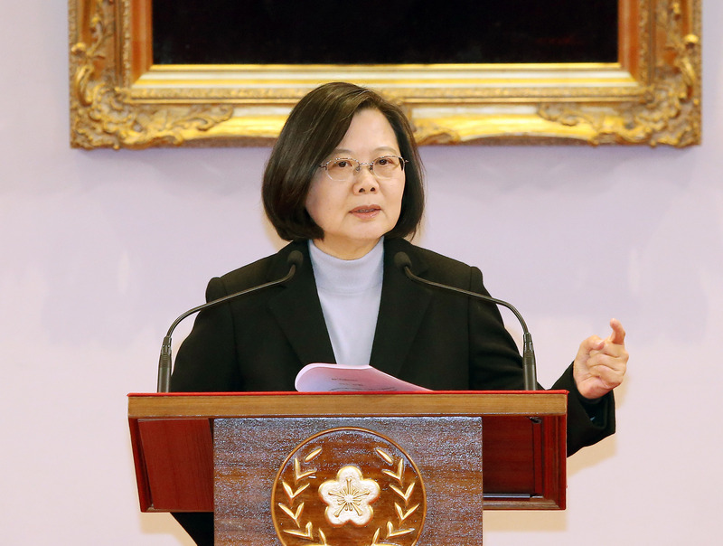 總統蔡英文1日早上出席「中華民國109年元旦總統府升旗典禮」，隨後在府內發表元旦談話；蔡總統說，中華民國主權不能被挑戰，守護主權、民主自由，是中華民國台灣總統要堅守的立場。