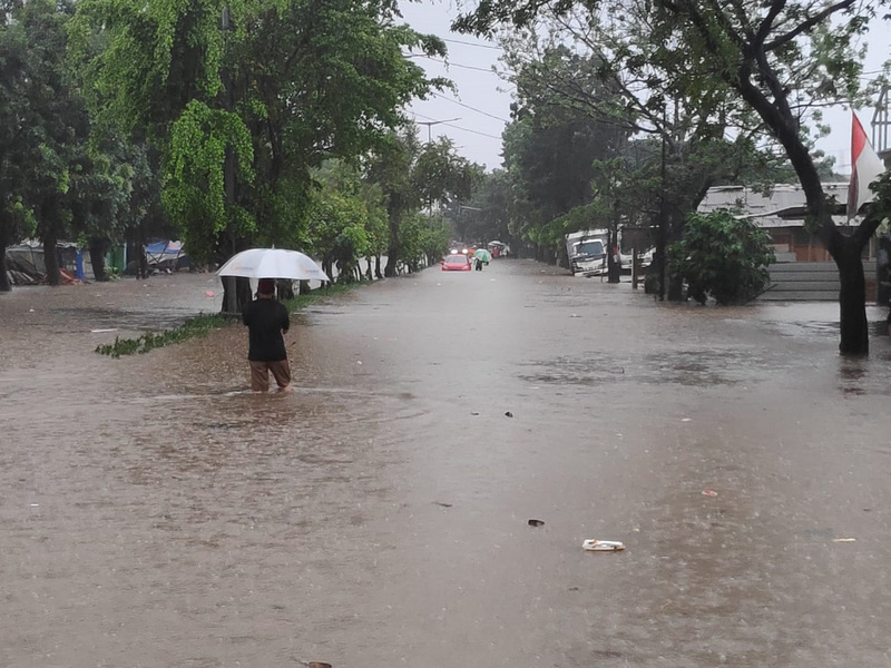 印尼首都雅加達跨年夜下起大雨，河川水位暴漲，許多地區大範圍淹水。（雅加達東區民眾提供）