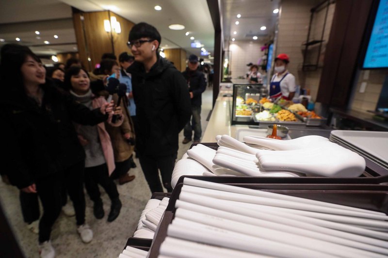 環保署擴大免洗餐具限制使用對象及實施方式，針對百貨公司業、購物中心及量販店業，在餐飲場所供消費者現場用餐時，不得提供各類材質免洗餐具。台北市環保局1日在百貨公司展開稽查，有媒體詢問民眾免洗餐具使用狀況。