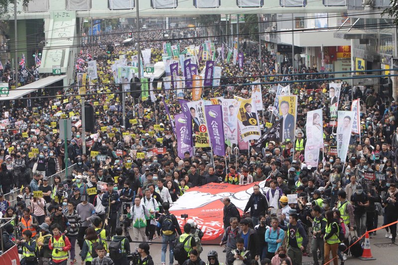 香港民間人權陣線1日舉行2020年第一場元旦維多利亞公園(維園)大遊行，遊行到了下午5時半過後，遭到警方終止遊行及集會。(圖：中央社)