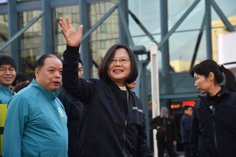 選戰倒數，總統蔡英文連任辦公室與民進黨全國立委候選人2日早上同步展開「台灣要贏，全台站出來」站路口拜票活動，蔡總統（前左2）一早在台北小巨蛋前廣場替黨籍立委候選人站台，離去前揮手致意。(圖:中央社)