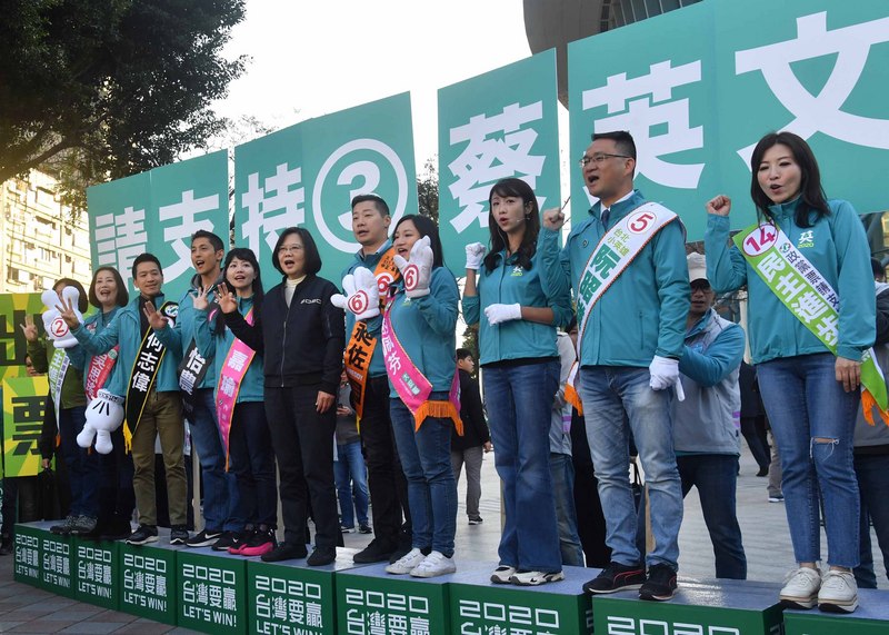 選戰倒數，民進黨全國的立委候選人2日同步在上午7時30分於全台300多處路口向選民拜票，總統蔡英文（前右6）一早現身台北小巨蛋替北市8名立委候選人加油打氣，現場齊聚百名支持者高喊凍蒜。(圖:中央社)