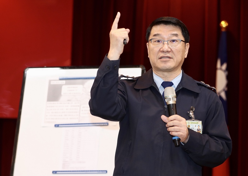 國防部2日上午召開記者會， 空軍司令熊厚基（圖）表示，參謀總長沈一鳴上將等人，含機組人員共13人，上午搭乘黑鷹直升機前往宜蘭東澳嶺進行春節慰勉，因不明原因迫降新北市烏來山區，搜救人員已派員前往搜救。(圖：中央社)