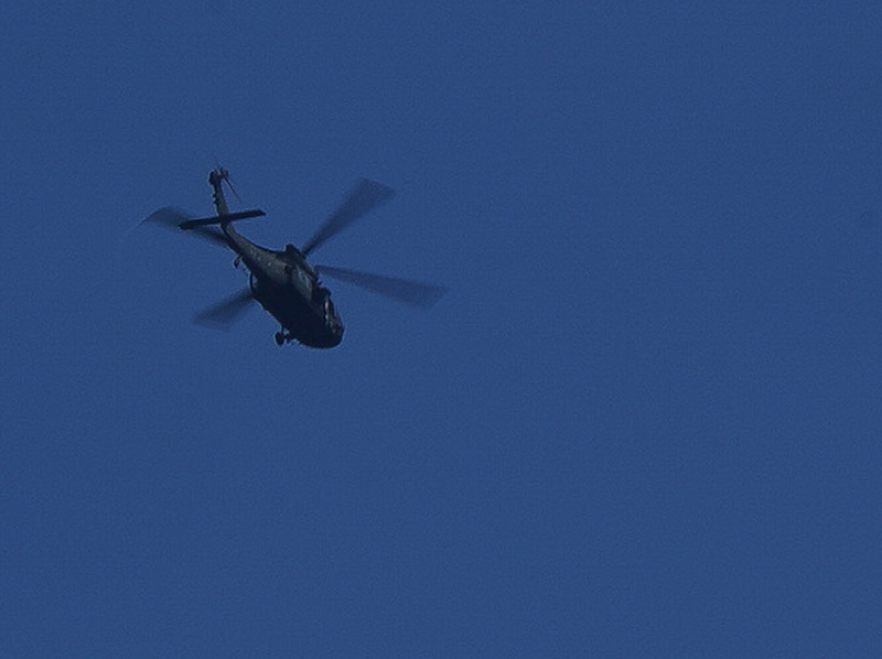 國軍黑鷹直升機2日上午迫降新北市烏來，機上共13人。國搜中心接獲通報，立即派遣空勤總隊及消防署特搜隊支援國防部，前往現場開闢臨時起降場，現共出動4架次搜救機和111人。圖為搜救直升機行經烏來上空。 (圖:中央社)