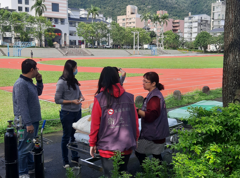 黑鷹直升機2日迫降新北市烏來山區，機上共13人。宜蘭警消配合搜救，分別在礁溪山區與礁溪國小等地編組待命，一旦有直升機將傷患運送到宜蘭相關醫院，編組人員可隨時支援。(圖:中央社)