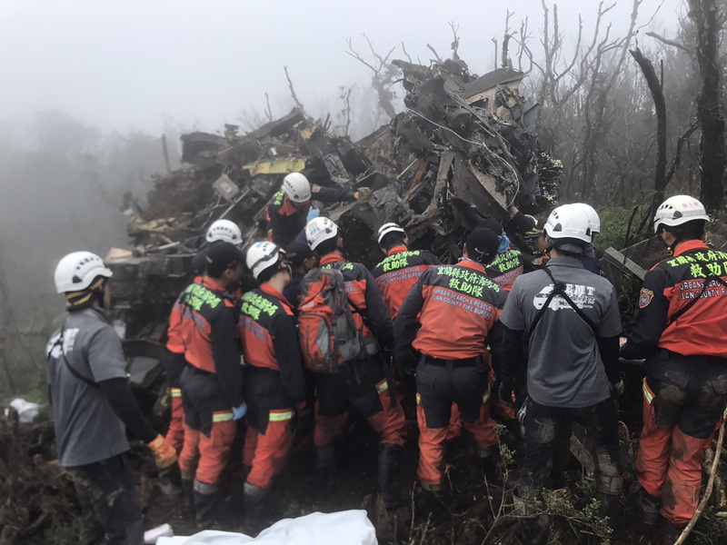 UH-60M黑鷹直升機2日迫降在新北、宜蘭交界山區，搜救人員趕赴現場搶救。（宜蘭縣消防局提供）