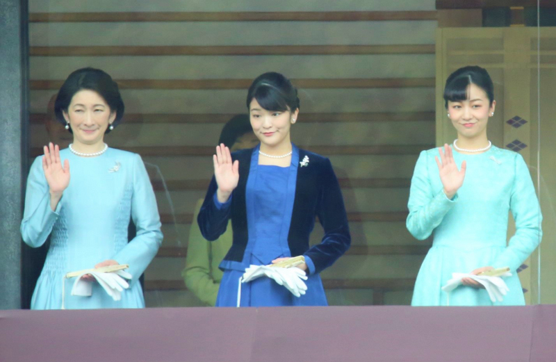 秋篠宮伉儷的兩個女兒真子（中）、佳子（右）等皇族1月在皇宮東庭陽台現身。(資料照片/中央社)