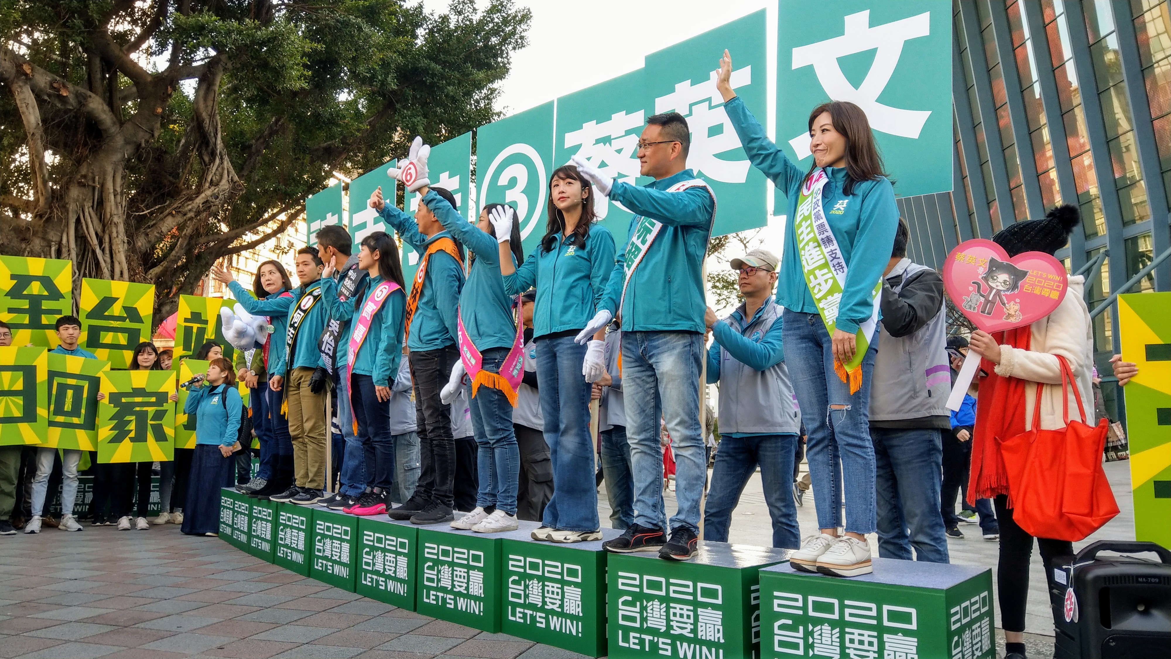 民進黨台北市立委候選人2日上午站上街頭，向民眾拜票，將衝刺膠著選區，力拼國會過半。(歐陽夢萍 攝)
