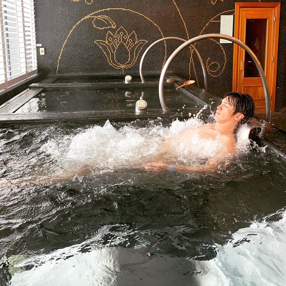 陽岱鋼練習完畢泡澡。(臉書)