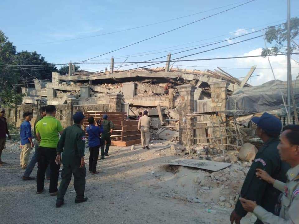 柬埔寨南部沿海白馬省1棟興建中的7層樓建築3日下午倒塌。(圖取自推特)