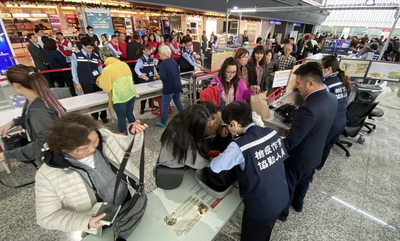 為強化春節前夕國境防疫決心，非洲豬瘟中央災害應變中心人員日前到桃園國際機場視察，宣示務必落實執行管制，防杜疫情於境外。(資料照片/中央社)