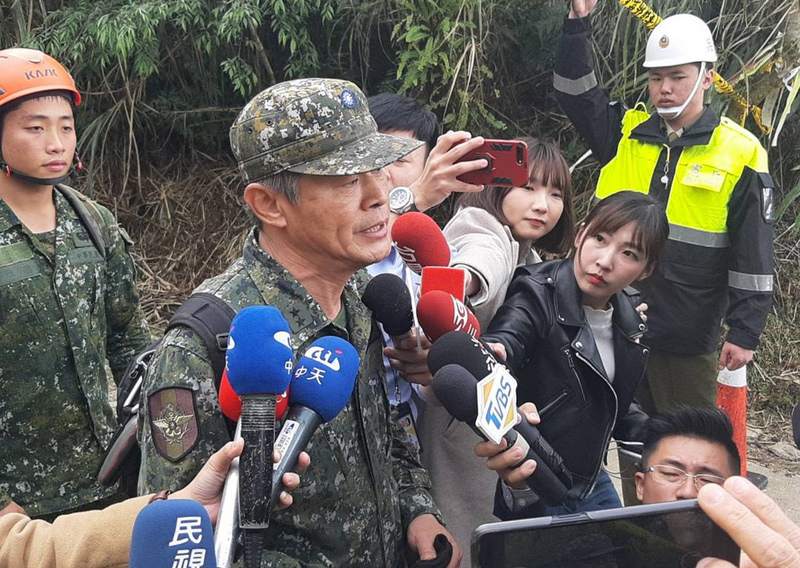 UH-60M黑鷹直升機2日在新北、宜蘭交界山區失事，國防部已在3日上午尋獲「失事殘存飛行資料紀錄器FDR（黑盒子）」，將送往國家運輸安全調查委員會釐清肇因。圖為國防部總督察長黃國明（前左）說明。(圖：中央社)