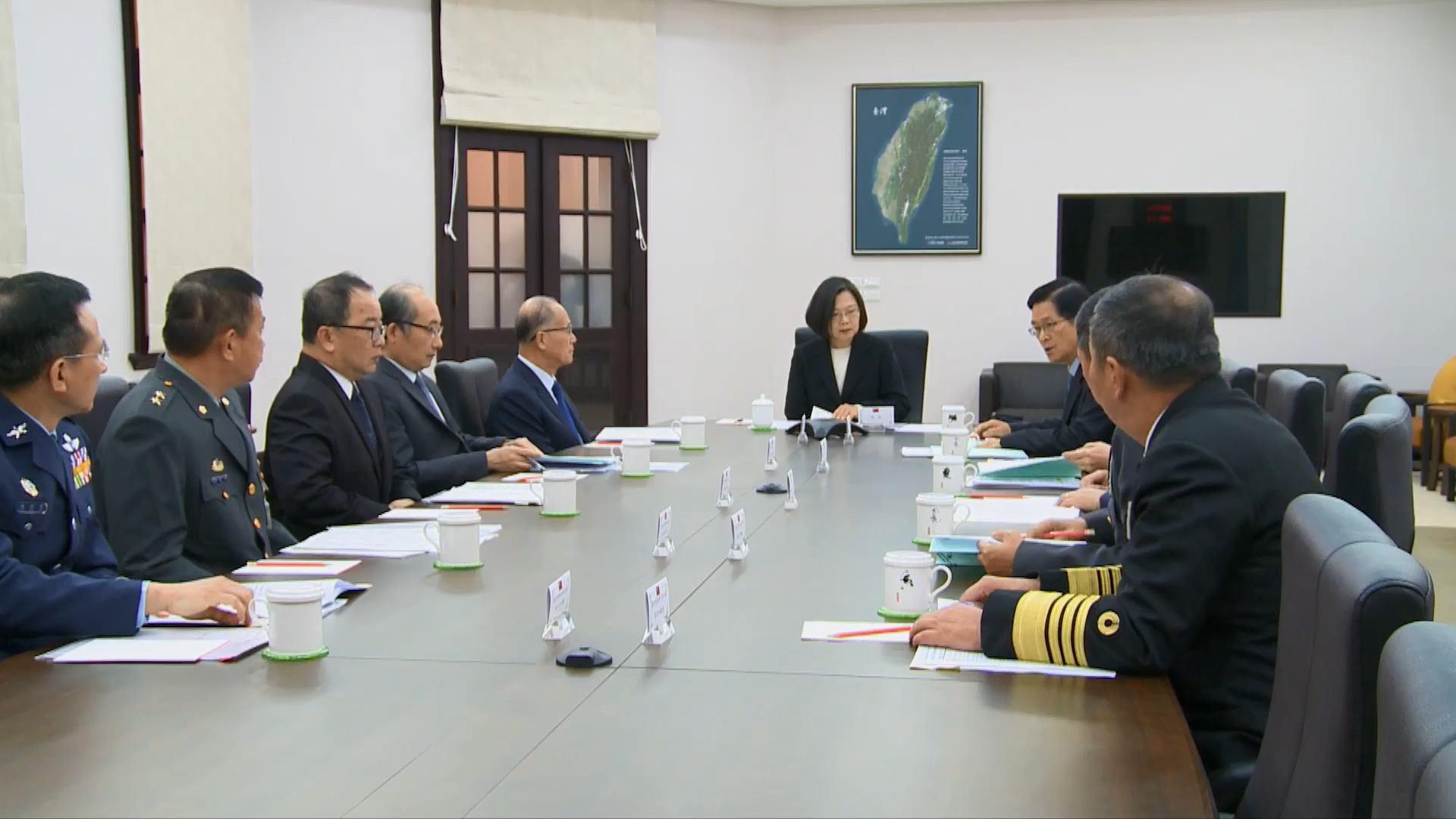 蔡總統召開國防軍事會談，下達確保軍心民心穩定三指令。(總統府提供)